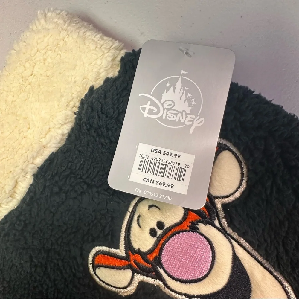 Disney‎ Black and Cream Fleece Fabric - Picture 4 of 7